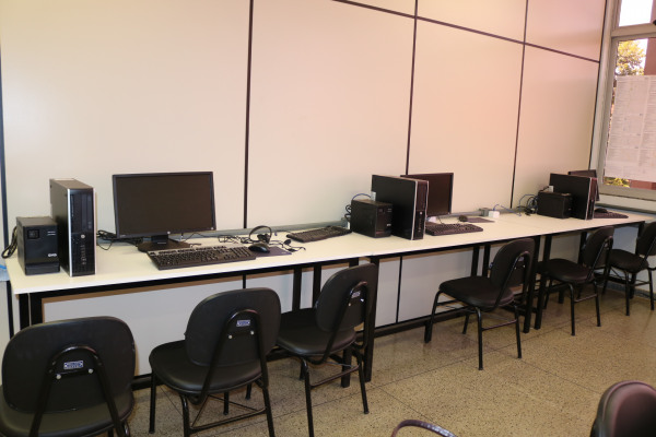 Sala com bancadas com 03 computadores de mesa1.JPG
